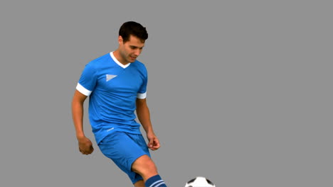 Attraktiver-Mann-Jongliert-Mit-Einem-Fußball-Auf-Grauem-Bildschirm
