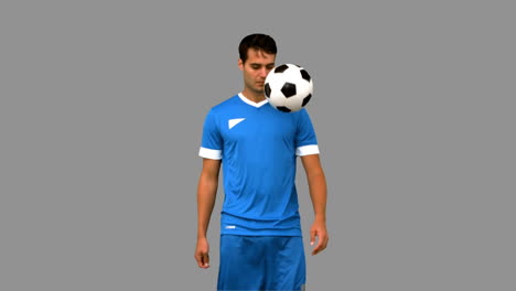 Mann-Jongliert-Mit-Einem-Fußball-Mit-Seinem-Knie-Auf-Grauem-Bildschirm