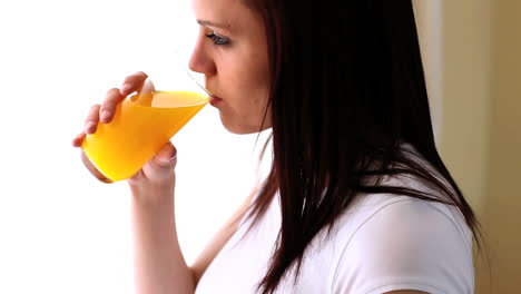 Mujer-Atractiva-Bebiendo-Jugo-De-Naranja