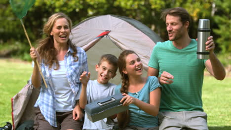 Glückliche-Familie-Tanzt-Vor-Dem-Zelt