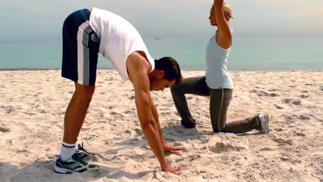 Freunde-Machen-Zusammen-Yoga-Am-Strand