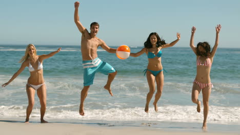 Glückliche-Freunde-Springen-Und-Spielen-Am-Strand