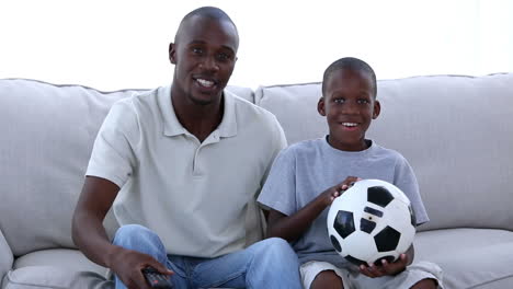 Vater-Und-Sohn-Beim-Fußballgucken