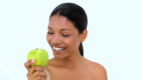 Mujer-Feliz-Mostrando-Manzana-Verde-A-La-Cámara-