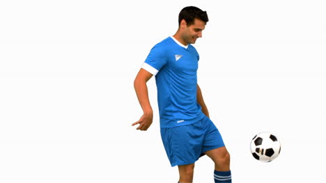 Gutaussehender-Mann-Jongliert-In-Zeitlupe-Mit-Einem-Fußball-Auf-Einem-Weißen-Bildschirm