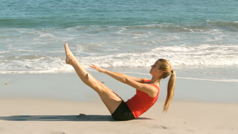 Mujer-Atractiva-Trabajando-En-La-Playa-