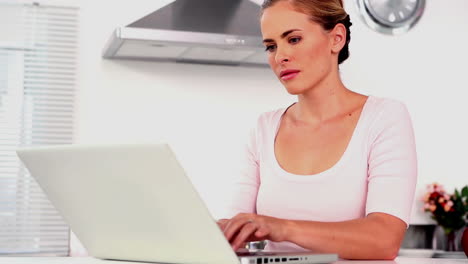 Mujer-Usando-Laptop-En-Casa