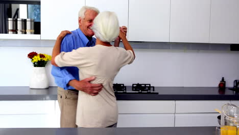 Pareja-Bailando-Juntos-En-La-Cocina