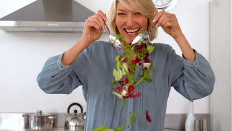 Mujer-Sonriente-Lanzando-Su-Ensalada