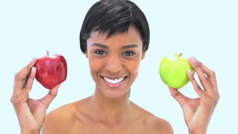 Lächelnde-Frau-Hält-Zwei-Äpfel