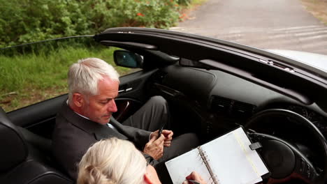 Paar-In-Einem-Silbernen-Auto