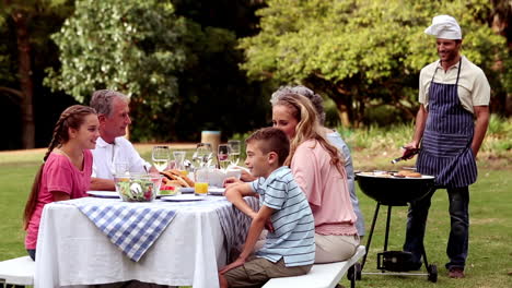 Glückliche-Familie-Beim-Essen-Im-Park