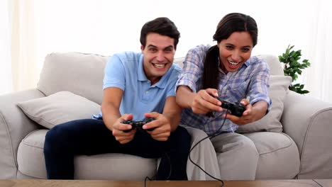 Couple-playing-at-video-game