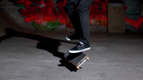 Vorderansicht-Eines-Skaters-Beim-360-Grad-Flip-