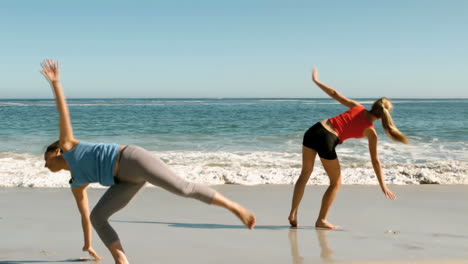 Mujeres-Atractivas-Haciendo-Volteretas-Frente-Al-Mar.