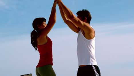 Feliz-Pareja-Chocando-Los-Cinco-En-La-Playa