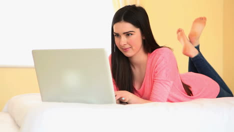 Mujer-Atractiva-Usando-Su-Computadora-Portátil