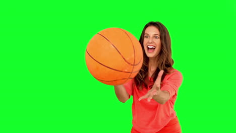 Fröhliche-Frau-Fängt-Einen-Basketball-Auf-Dem-Greenscreen
