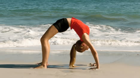 Woman-practicing-gymnastic-at-the-beach