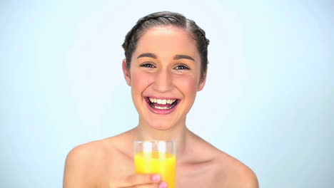Junge-Frau-Trinkt-Orangensaft