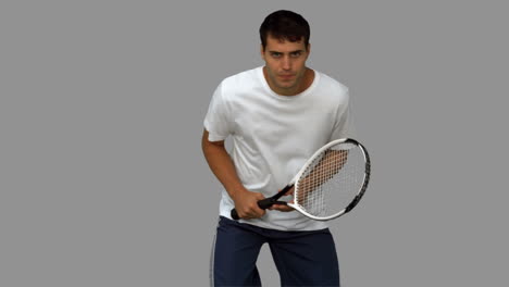 Schöner-Mann-Beim-Training-Während-Des-Tennisspielens-Auf-Grauem-Bildschirm