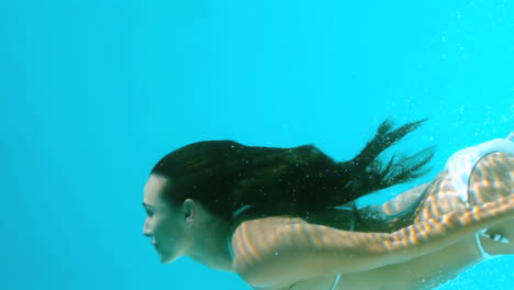 Frau-Schwimmt-Unter-Wasser