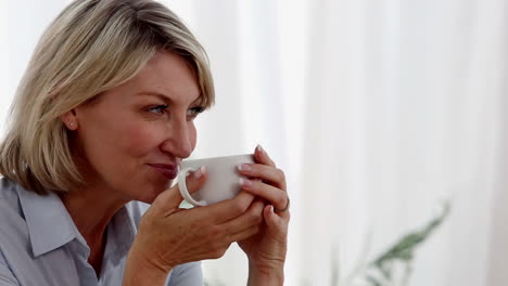 Mujer-Relajada-Bebiendo-Una-Taza-De-Té