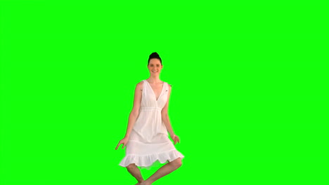 Fröhliches-Modell-Im-Weißen-Kleid-Springen