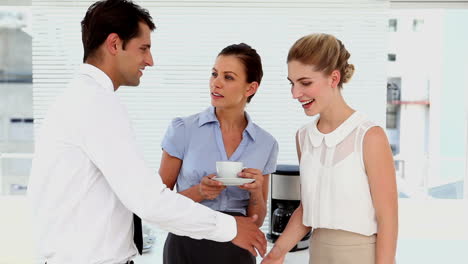 Businesswomen-chatting-and-meeting-new-staff-member