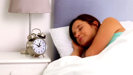 Woman-waking-up-and-realising-she-is-late