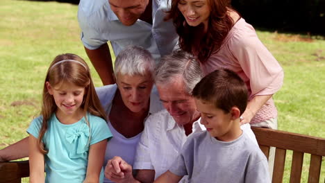 Familia-Usando-Laptop