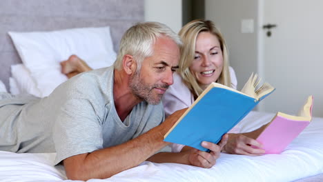 Couple-reading-books-together-in-the-bed-