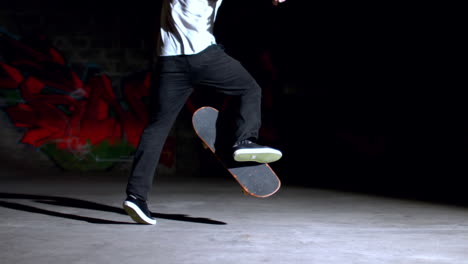 Skater-Macht-Einen-No-Comply-180-Trick