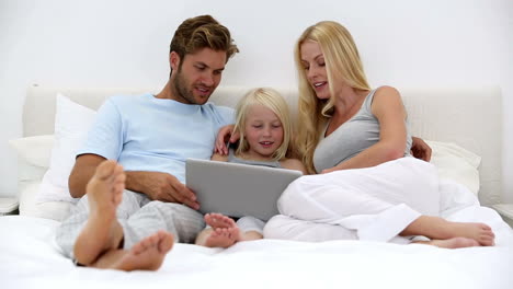 Eltern-Und-Tochter-Benutzen-Gemeinsam-Einen-Laptop
