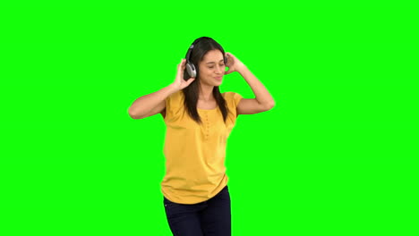 Frau-Tanzt-Mit-Kopfhörern-Auf-Grünem-Bildschirm