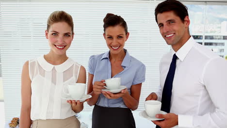 Smiling-business-people-having-a-conversation-at-break-time