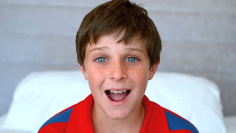 Blue-eyed-boy-get-surprised