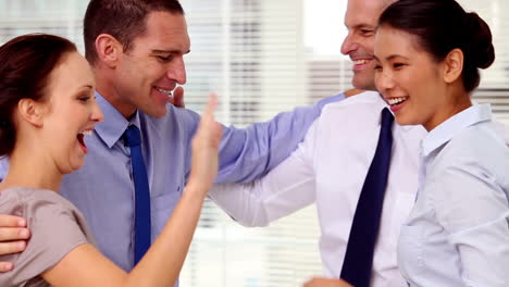 Gente-De-Negocios-Haciendo-Un-Trabajo-En-Equipo