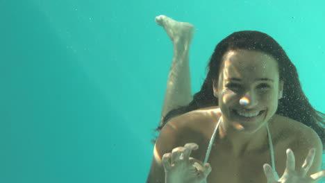 Mujer-Sonriente-Nadando-Bajo-El-Agua