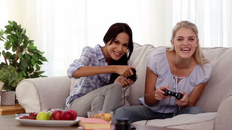 Friends-playing-video-games-together
