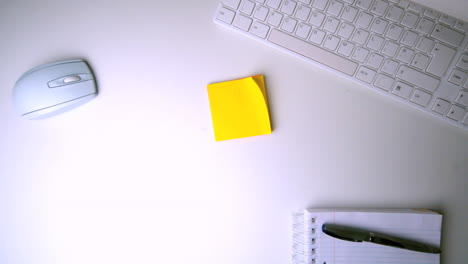 Yellow-post-it-falling-on-office-desk