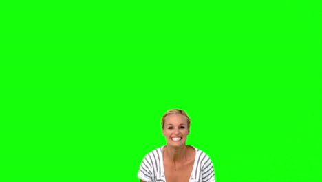 Blonde-Frau-Springt-Vor-Grünem-Bildschirm