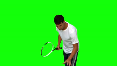 Hombre-Sosteniendo-Una-Pelota-De-Tenis-Y-Una-Raqueta-En-Pantalla-Verde