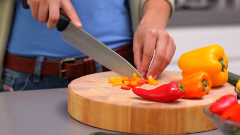 Mujer-Preparando-Pimientos