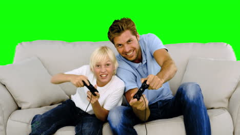 Vater-Und-Sohn-Spielen-Videospiele-Auf-Dem-Sofa-Auf-Dem-Grünen-Bildschirm