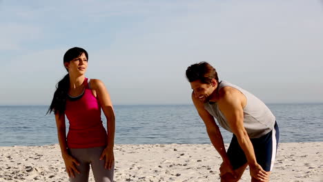 Zwei-Sportler-Laufen-Am-Strand