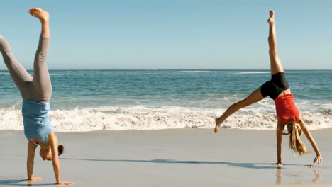 Dos-Mujeres-Haciendo-Volteretas-En-La-Playa