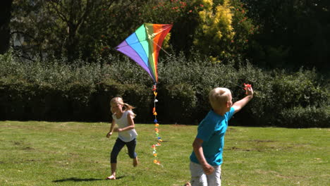 Hermanos-Jugando-En-Un-Parque-Con-Una-Cometa