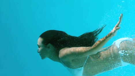 Mujer-Atractiva-Nadando-En-El-Agua