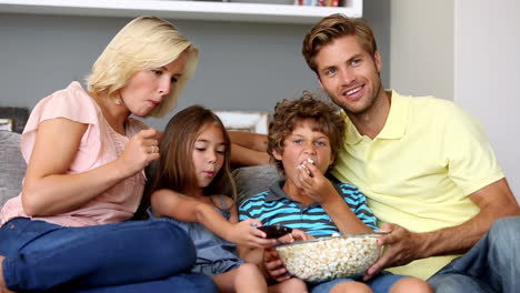 Familie-Isst-Popcorn-Und-Sieht-Zusammen-Fern
